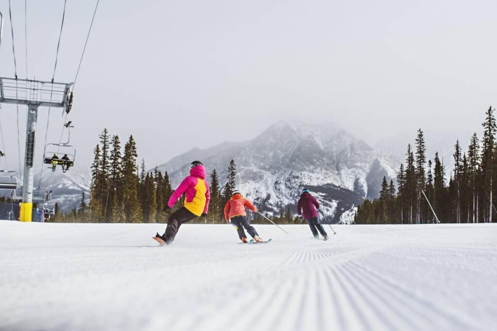 فيلا Banff Gate Vacation Townhouse كانمور المظهر الخارجي الصورة